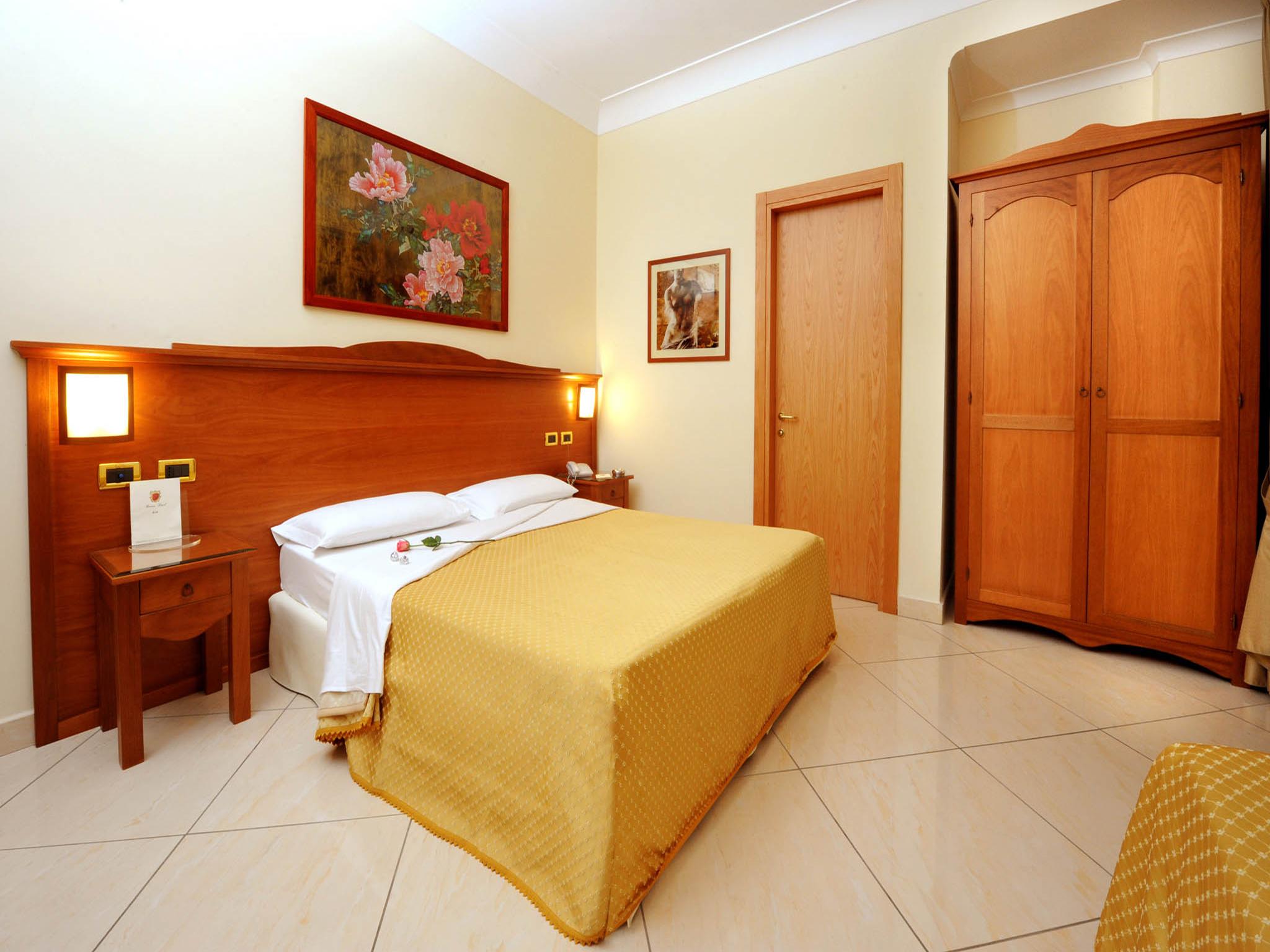 Buono Hotel Наполи Екстериор снимка