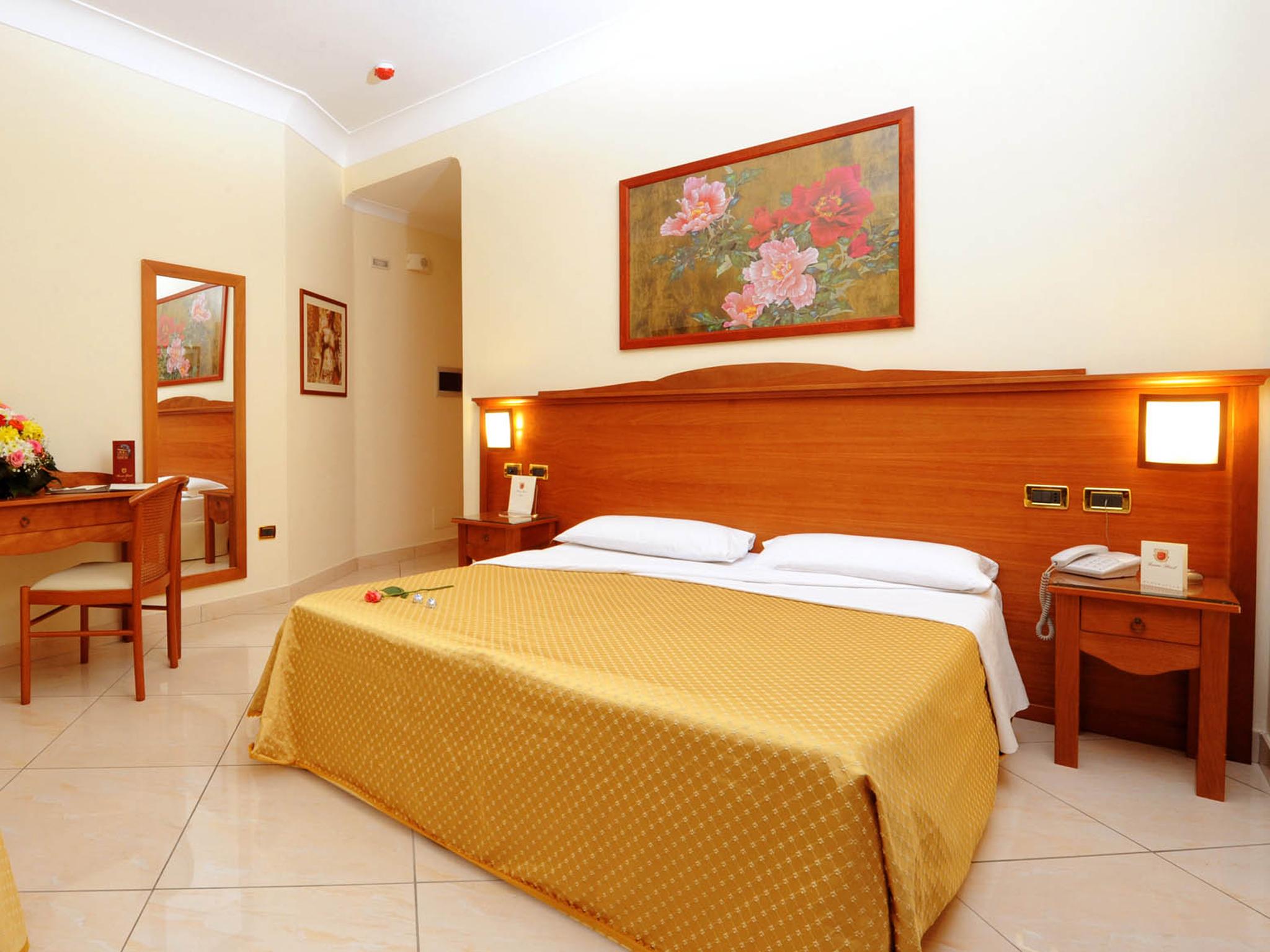 Buono Hotel Наполи Екстериор снимка