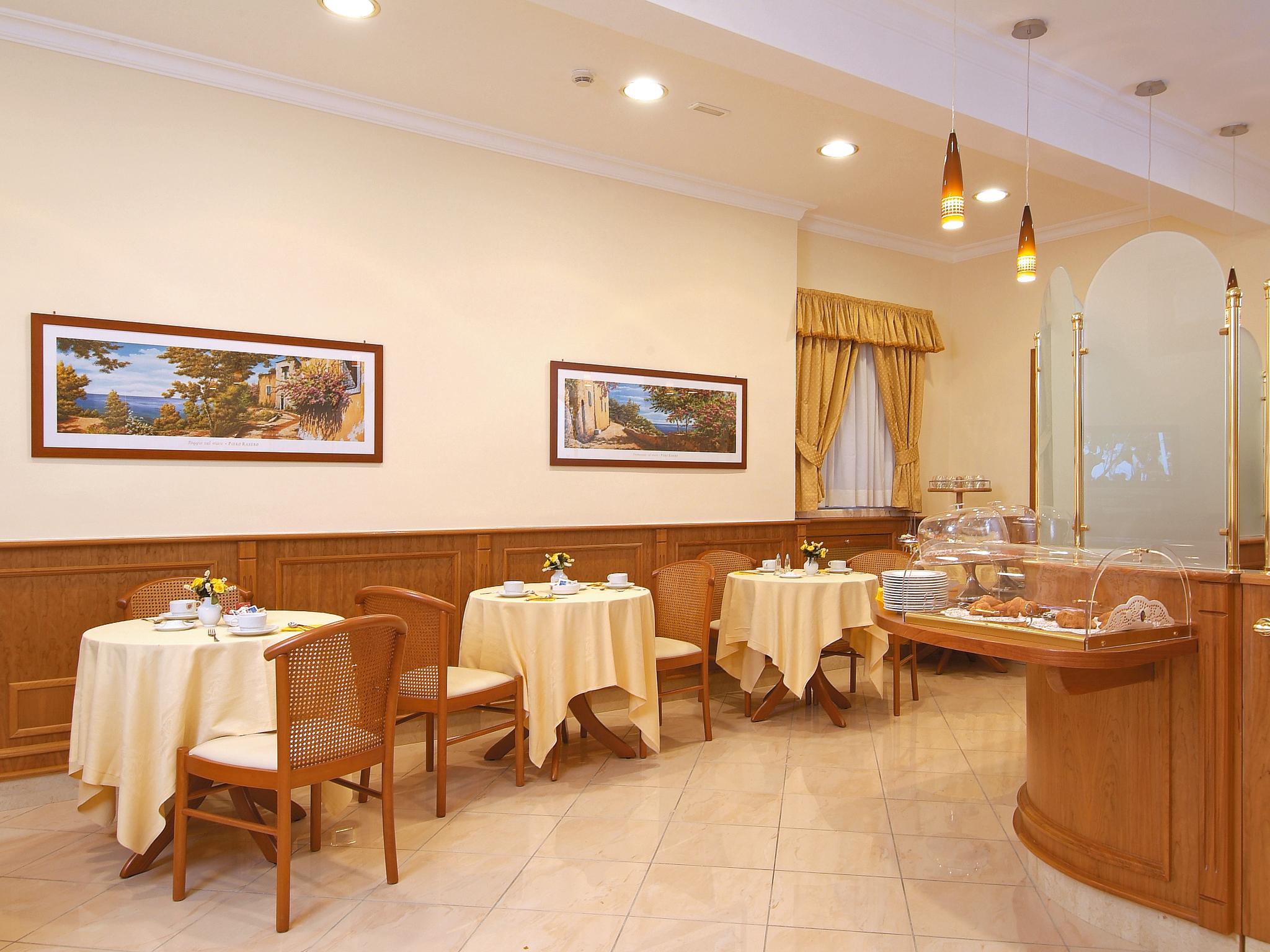Buono Hotel Наполи Екстериор снимка