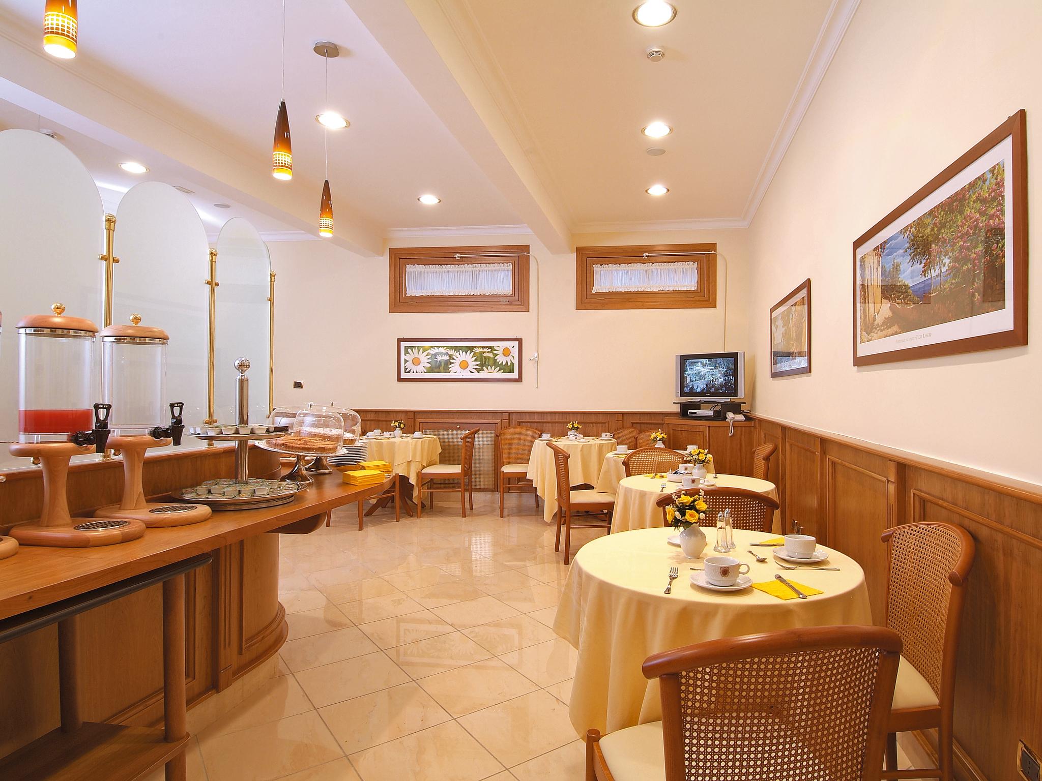Buono Hotel Наполи Ресторант снимка